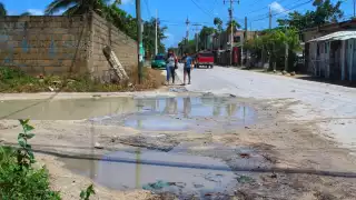 Muchos de los baches han adquirido dimensiones enormes y se han vuelto muy profundos