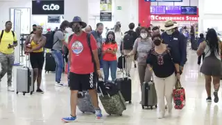 Los pasajeros exigieron a Volaris dar solución al problema de la sobreventa de boletos en el aeropuerto de Cancún