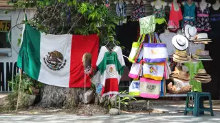 Puestos de artesanías, sin ventas por festejos del Día de la Independencia en Cancún
