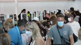 El aeropuerto de Cancún reportó la cancelación de una decena de vuelos, entre ellos, a Rusia