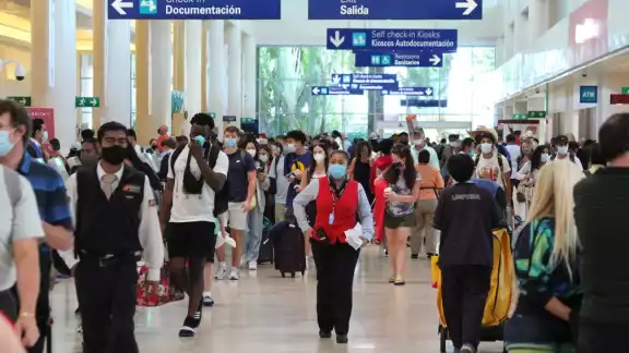 El aeropuerto de Cancún reportó la cancelación de dos vuelos nacionales, uno de Volaris y otro de VivaAerobus