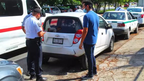 Un automóvil tipo Sonic, transitaba a exceso de velocidad sobre la calle lateral a la avenida Andrés Quintana Roo Un automóvil tipo Sonic, transitaba a exceso de velocidad sobre la calle lateral a la avenida Andrés Quintana Roo