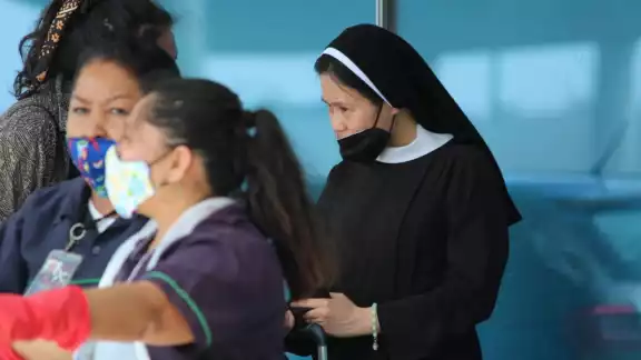La monja de origen extranjero platicó con algunas personas en el aeropuerto de Cancún, antes de ser trasladada a su destino en la ciudad La monja de origen extranjero platicó con algunas personas en el aeropuerto de Cancún, antes de ser trasladada a su destino en la ciudad