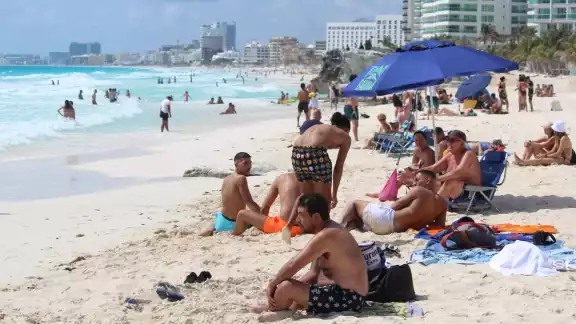 Los turistas extranjeros y nacionales visitaron las playas de la Zona Hotelera de Cancún para admirar la belleza del Caribe Mexicano Los turistas extranjeros y nacionales visitaron las playas de la Zona Hotelera de Cancún para admirar la belleza del Caribe Mexicano