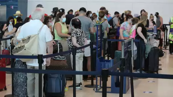 Cerca de 300 personas se encontraban en el aeropuerto de Cancún esperando sus salidas; vuelos a EU presentaron retrasos Cerca de 300 personas se encontraban en el aeropuerto de Cancún esperando sus salidas; vuelos a EU presentaron retrasos