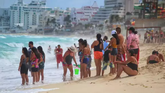 El número de turistas aumenta debido a las fiestas decembrinas, y la mayoría visita las playas de Cancún El número de turistas aumenta debido a las fiestas decembrinas, y la mayoría visita las playas de Cancún