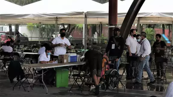 El domo de la Región 96 lució con poca afluencia de personas rezagadas que buscan ser inmunizadas contra el COVID en Cancún