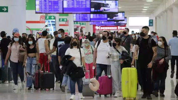 Las diversas aerolíneas que presentan atrasos aún no notifican los nuevo horarios de salida desde Cancún Las diversas aerolíneas que presentan atrasos aún no notifican los nuevo horarios de salida desde Cancún