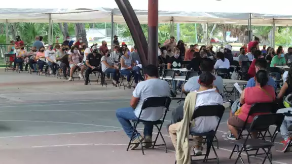 Los 'cuarentones' de Cancún recibieron su vacuna de refuerzo en los cuatro módulos instalados en la ciudad Los 'cuarentones' de Cancún recibieron su vacuna de refuerzo en los cuatro módulos instalados en la ciudad