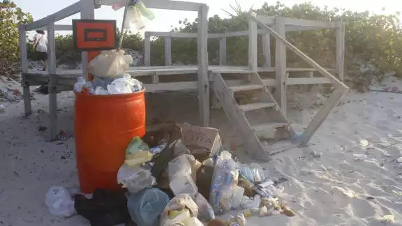 Habitantes piden a la población en general no contaminar las playas de Yucatán Habitantes piden a la población en general no contaminar las playas de Yucatán