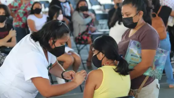 La vacuna que reciben los menores rezagados en Cancún es la de la farmacéutica Pfizer-BioNTech