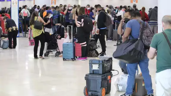 Los pasajeros con destino a ciertas ciudades de Estados Unidos, verificaron si sus vuelos saldrían en tiempo o serían reprogramados Los pasajeros con destino a ciertas ciudades de Estados Unidos, verificaron si sus vuelos saldrían en tiempo o serían reprogramados