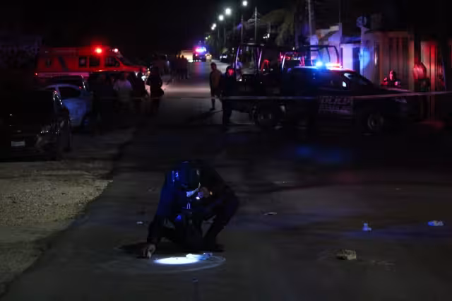 La policía de Cancún tuvo que enfrentar a los sujetos cuando los vieron disparar