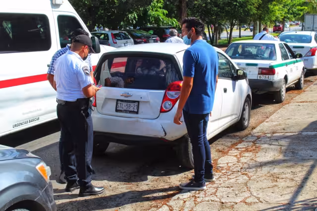 Un automóvil tipo Sonic, transitaba a exceso de velocidad sobre la calle lateral a la avenida Andrés Quintana Roo
