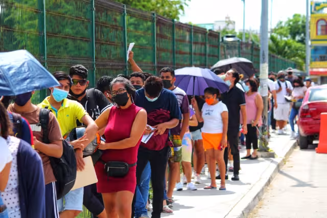 Al corte del medio día, los centros de vacunación ya inocularon cerca de mil 500 personas