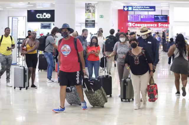 Los pasajeros exigieron a Volaris dar solución al problema de la sobreventa de boletos en el aeropuerto de Cancún