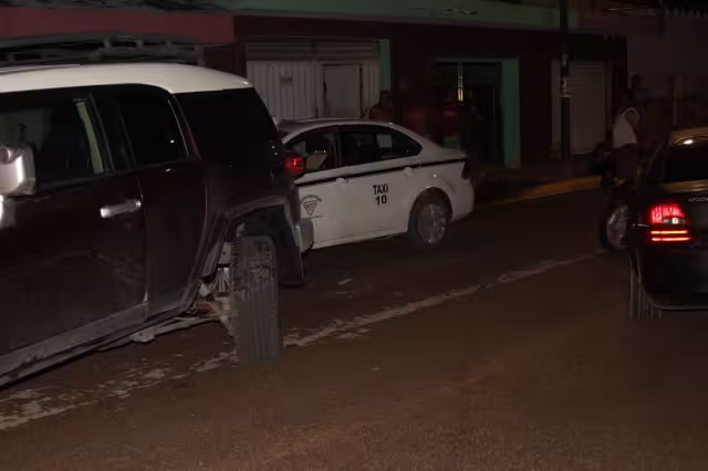 Un taxi y una camioneta fueron dañados por el responsable