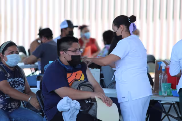 “Contenta de estar inmunizada, esperemos que todo siga como hasta ahora", comparte una ciudadana