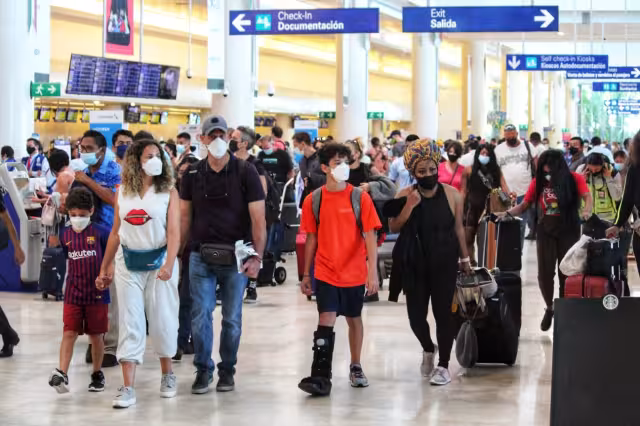 El aeropuerto de Cancún lució con afluencia de pasajeros, al registrar 329 vuelos programados