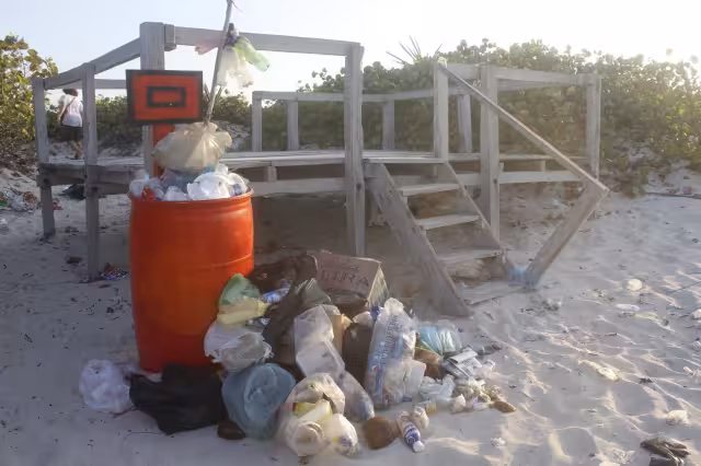 Habitantes piden a la población en general no contaminar las playas de Yucatán
