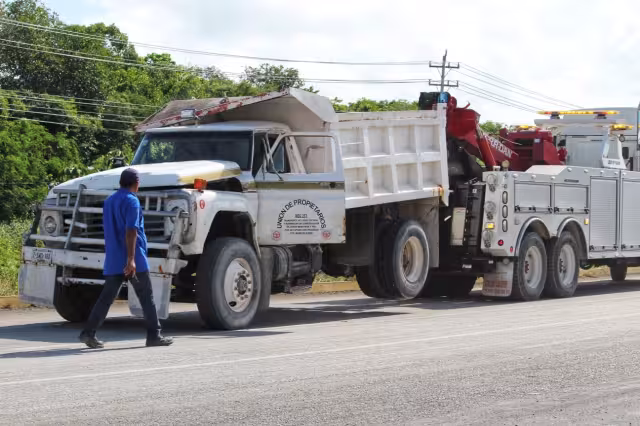 Automovilistas que pasaban por el lugar reportaron lo ocurrido sobre la carretera