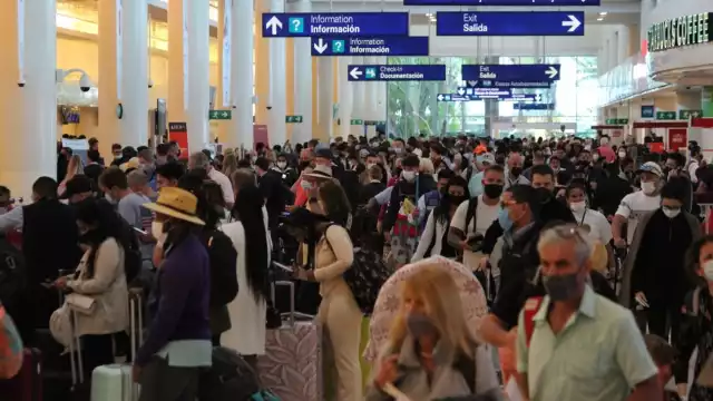 El aeropuerto de Cancún registra una importante afluencia de turistas este domingo