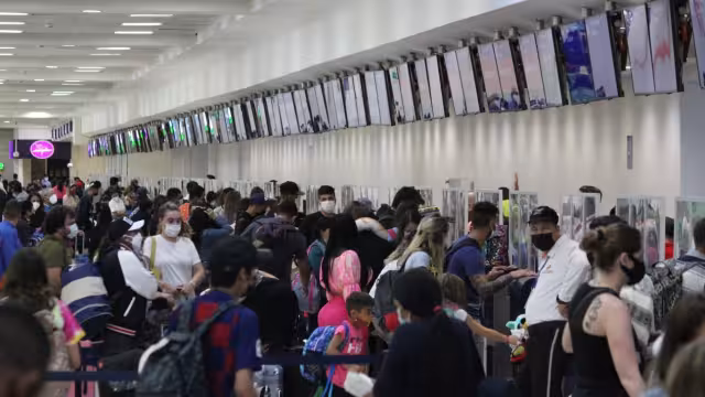 Pese a los vuelos demorados, la actividad en el aeropuerto de Cancún se mantiene con normalidad