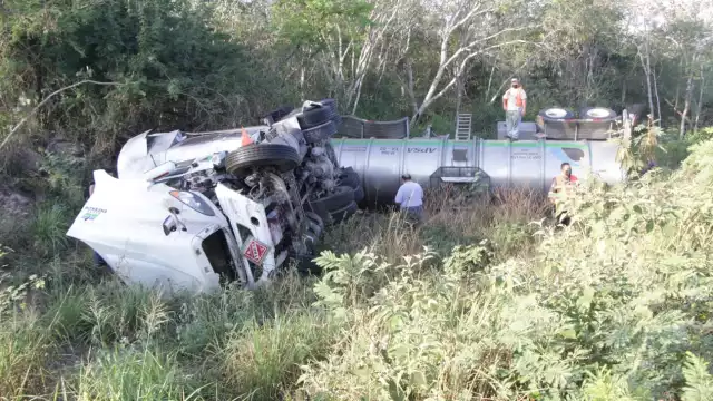 La empresa se encargó de determinar si es necesario drenar el combustible o remolcar todo el camión