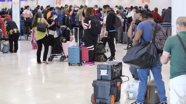 Los pasajeros con destino a ciertas ciudades de Estados Unidos, verificaron si sus vuelos saldrían en tiempo o serían reprogramados