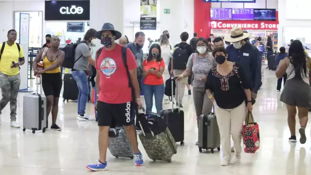 Los pasajeros exigieron a Volaris dar solución al problema de la sobreventa de boletos en el aeropuerto de Cancún