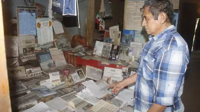 Pese a las adversidades, el adulto mayor atesora cada página de su colección