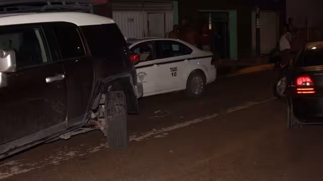 Un taxi y una camioneta fueron dañados por el responsable