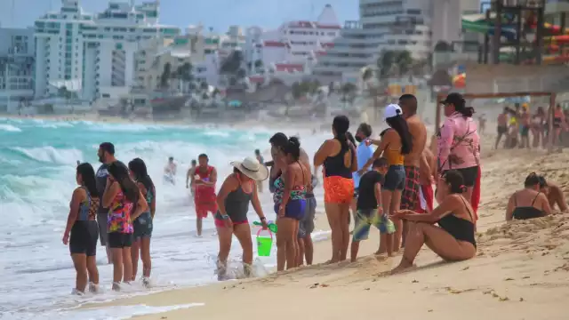 Los bañistas aglomeraron Playa Delfines a dos días de la entrada en vigor del Semáforo Amarillo en Quintana Roo