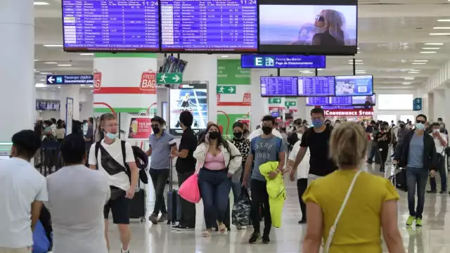 Pasajeros de los vuelos demorados esperaron que sus aerolíneas reprogramaran sus salidas desde Cancún