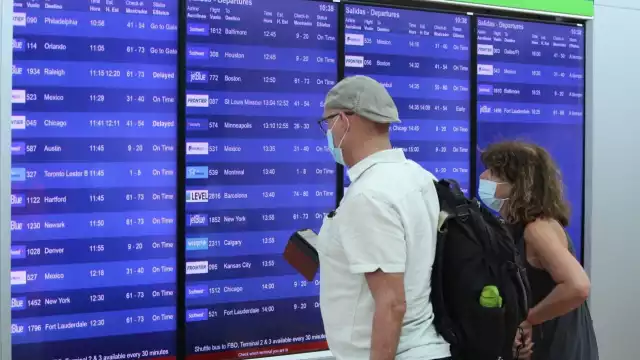 Los viajeros esperan poder abordar un avión a su lugar de origen