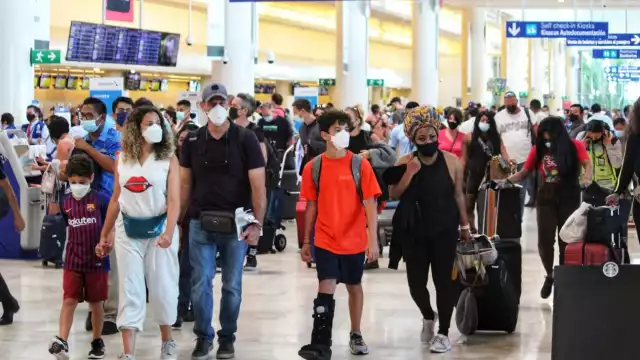 El aeropuerto de Cancún lució con afluencia de pasajeros, al registrar 329 vuelos programados
