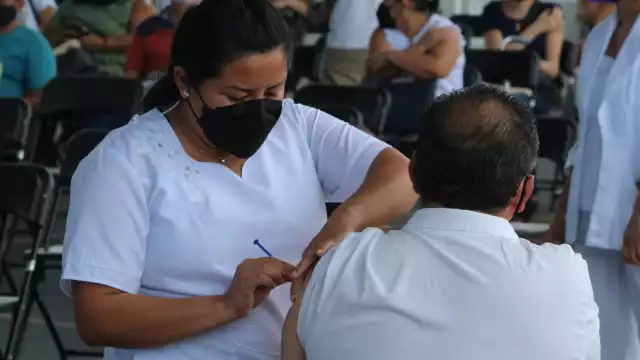 Personal de Salud es el encargado de aplicar la vacuna de refuerzo a los 'cincuentones' en Cancún
