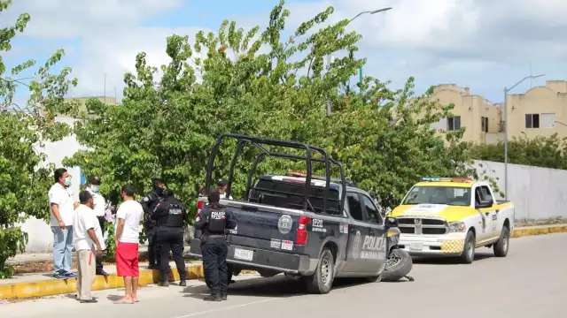 El taxi resultó con averías en el costado izquierdo mientras que el taxi terminó con daños en el frente