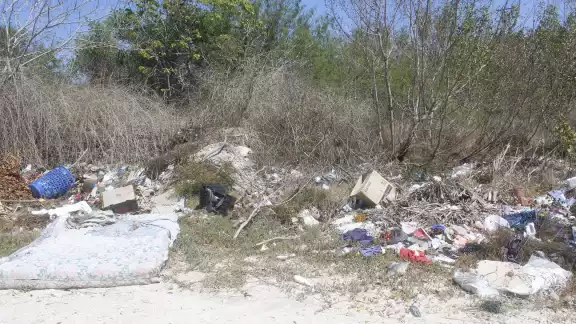 Preocupa a pobladores que los desperdicios no sólo contaminen, sino que además den mala imagen Preocupa a pobladores que los desperdicios no sólo contaminen, sino que además den mala imagen