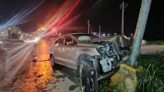 Conductor abandona vehículo tras impactarse contra poste en la SM 251 de Cancún