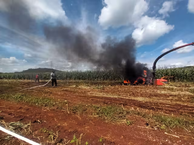 Tractor de empresa yucateca se quema en Hecelchakán; investigan posible corto circuito