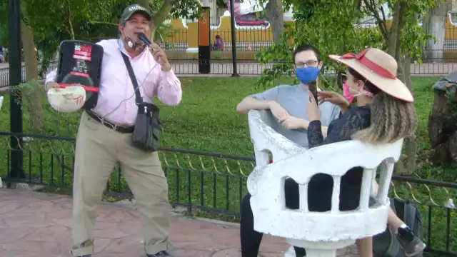 Los turistas que llegan hasta lo acompañan y corean sus canciones