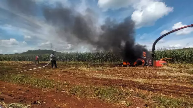 Tractor de empresa yucateca se quema en Hecelchakán; investigan posible corto circuito