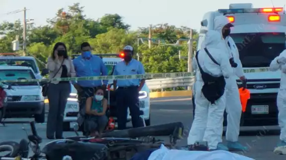 El cuerpo se encontraba a mitad de la carretera, por lo que los automovilistas que pasaron se percataron y llamaron al 911 El cuerpo se encontraba a mitad de la carretera, por lo que los automovilistas que pasaron se percataron y llamaron al 911