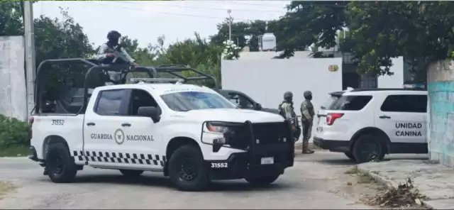 Oficiales federales y estatales cumplen una orden judicial en un predio de la colonia Dzununcán