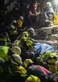 Rescatistas, bomberos y policías buscan sobrevivientes entre los escombros.