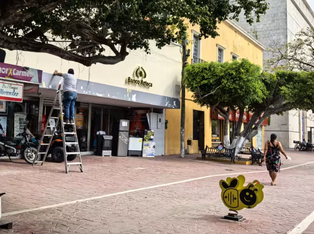 Rumores en redes sociales alertaron sobre el supuesto cierre de sucursales de Elektra y Banco Azteca en Ciudad del Carmen.