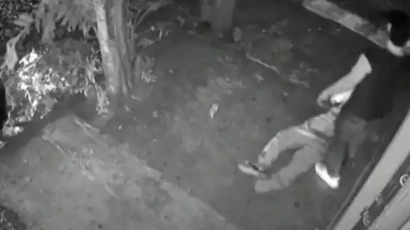 El agresor está siendo identificado con ayuda de otras cámaras de vigilancia de la zona El agresor está siendo identificado con ayuda de otras cámaras de vigilancia de la zona