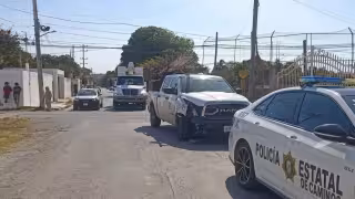 Camioneta de la CFE se estrella contra poste en Lerma, Campeche
