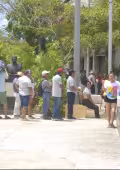 Locales y turistas se resguardan del intenso calor, de hasta 45 grados en el centro del estado, con sombrillas y bebidas hidratantes